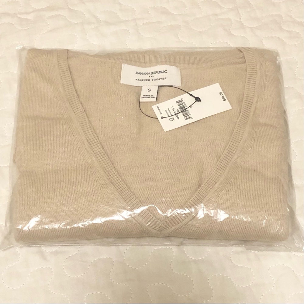 Banana Republic Women's V-neck Sweater (NWT)